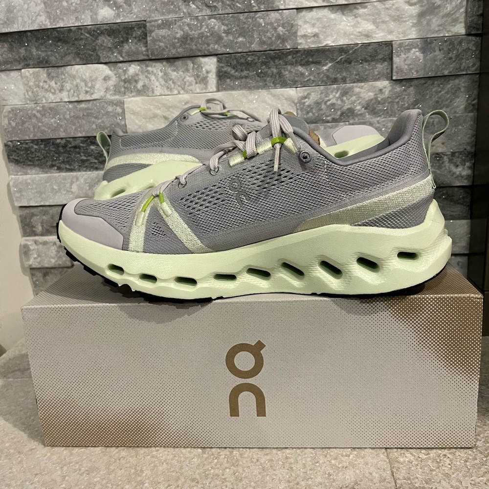 New!! On cloudsurfer trail women’s sneakers - Picture 2 of 5